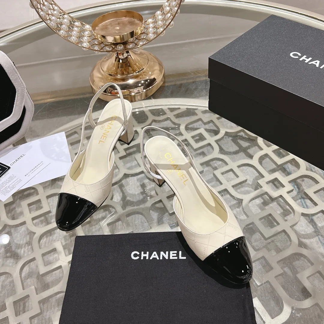 👟👟Ex-factory price 540👟👟 CHANEL Xiangjia 24vs spring and summer new fashion sandals series... Chanel is a very comprehensive noble fashion lifestyle brand. The same models are sold by major fashion bloggers and celebrities in Hong Kong, the United States, and other countries. They are simply beautiful. I fall in love with elegance and the playful sense of the future. I want to own them right away just by looking at them. But you can really think about a pair of exquisite high heels. This series is specially designed for extraordinary and indifferent ladies to create a unique overall effect. CHANEL designs products that inspire women to move forward and highlight their charm... 1️⃣Material: Original customized patent leather + imported sheepskin 2️⃣Inner lining: Original customized imported sheepskin 3️⃣Feet: Original customized imported sheepskin 4️⃣Outsole: Genuine leather sole imported from Italy 5️⃣Heel height: 2.5cm/6.5cm/9cm 6️⃣Number: 34-43 (34.40.41.42.43 customization is not returnable) 7️⃣Packaging: The latest and exquisite full set of packaging at the counter